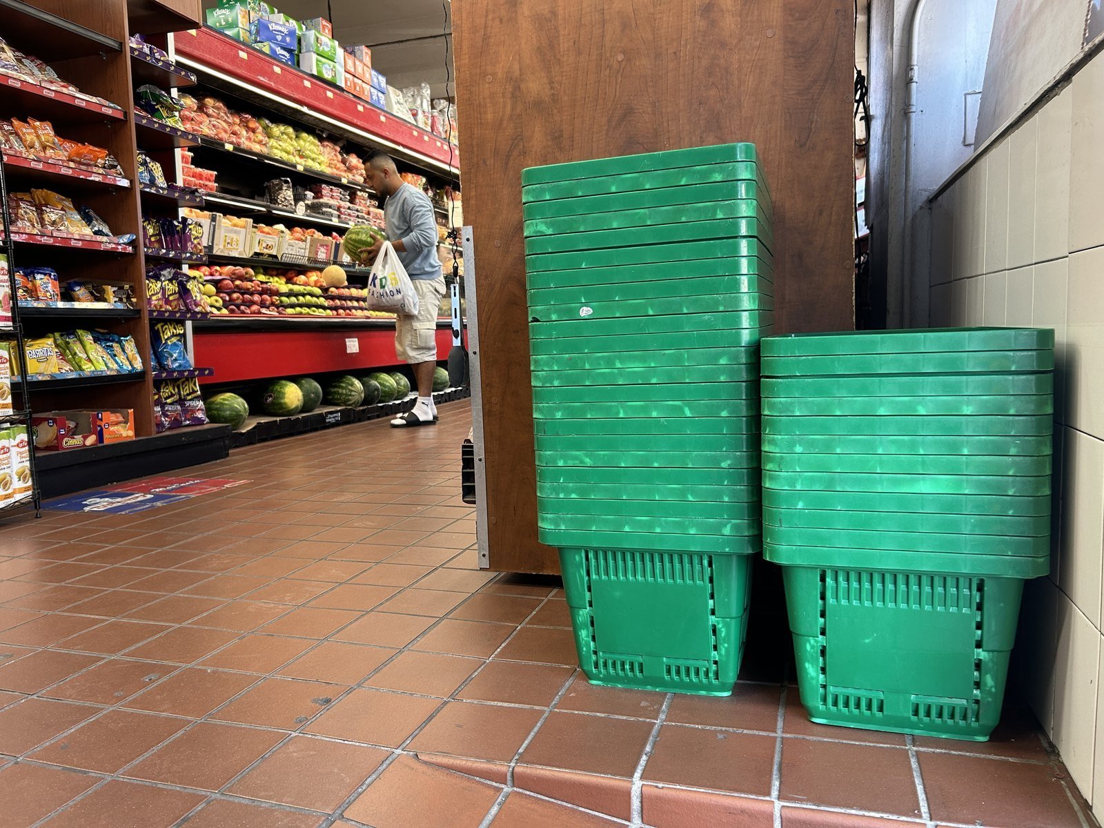 Carritos y canastas de compra en Las Palmas Supermarket