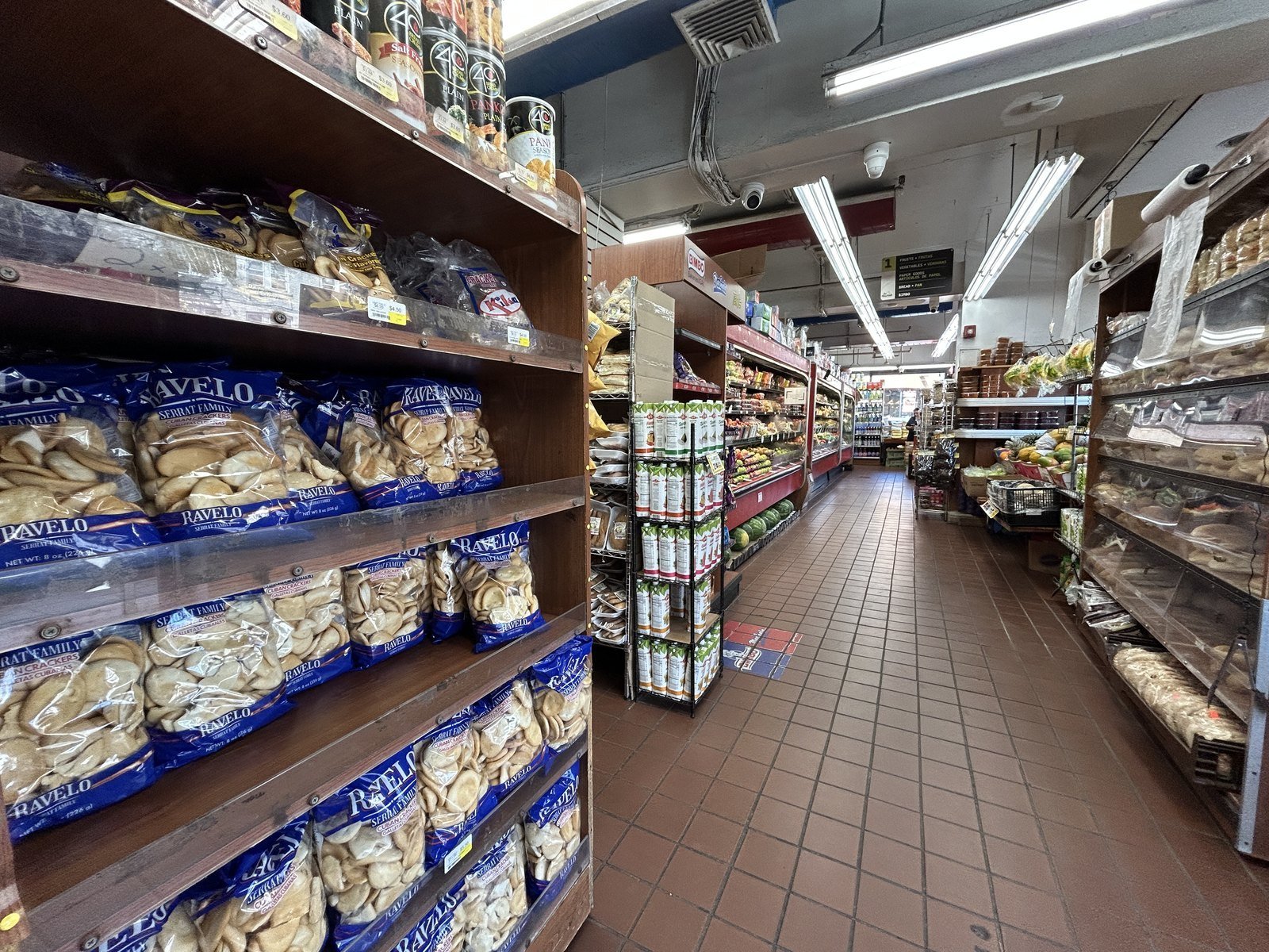 Pasillo de entrada con galletas cubanas en Las Palmas Supermarket