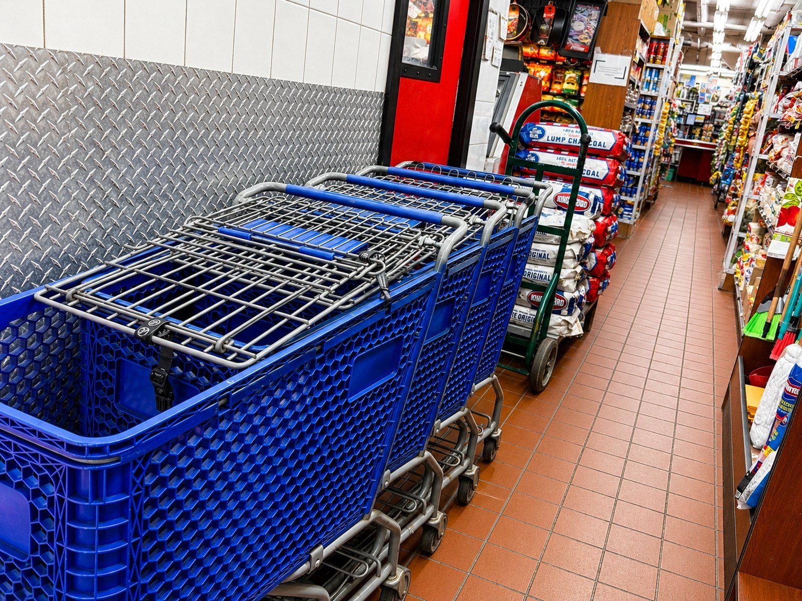 Carritos en el pasillo de Las Palmas Supermarket