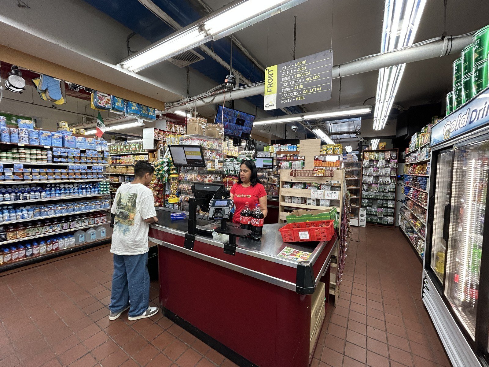 Cliente pagando en caja de Las Palmas Supermarket