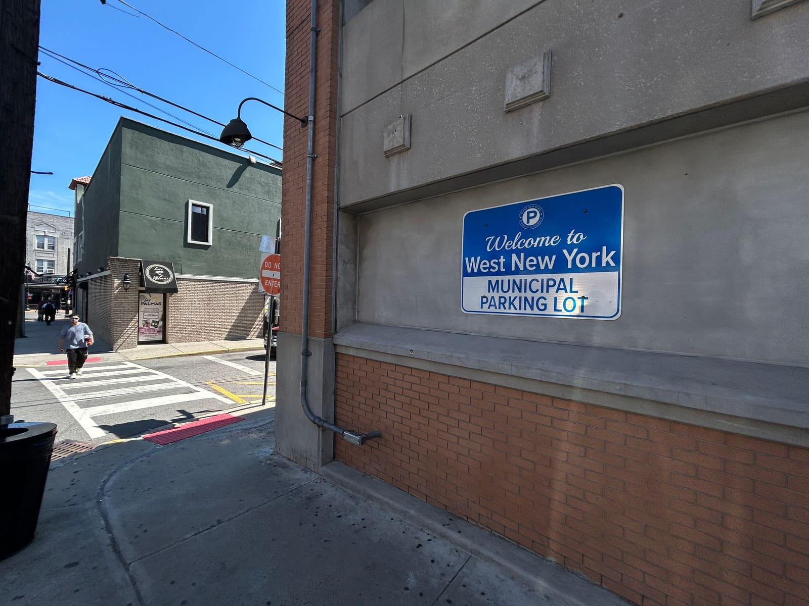 Letrero de bienvenida al estacionamiento municipal de West New York
